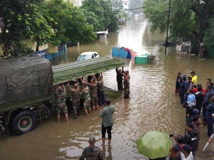 After 90 mm of rain fell in just two hours, Nagpur city was engulfed in floods. | Nagpur Rain: नागपुरात २ तासांत ‘अति’रेकी वृष्टी! पुराने वेढले, लष्कर तैनात; NDRF, SDRF रेस्क्यू कार्यात After 90 mm of rain fell in just two hours, Nagpur city was engulfed in floods. | Nagpur Rain: नागपुरात २ तासांत ‘अति’रेकी वृष्टी! पुराने वेढले, लष्कर तैनात; NDRF, SDRF रेस्क्यू कार्यात