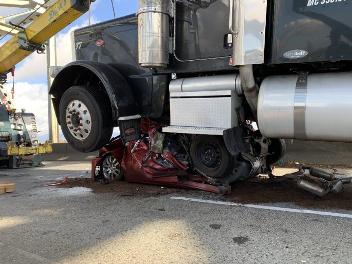 Woman miraculously escapes with minor injuries after 18-wheeler crushes car | दैव बलवत्तर! १८ चाकी ट्रकनं कारला अक्षरक्ष: चिरडलं; महिला चालक बचावली Woman miraculously escapes with minor injuries after 18-wheeler crushes car | दैव बलवत्तर! १८ चाकी ट्रकनं कारला अक्षरक्ष: चिरडलं; महिला चालक बचावली