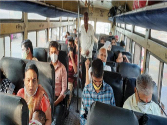 Unmasked ST passenger transport in rural areas | ग्रामीण भागात विनामास्क एसटी प्रवासी वाहतूक; ‘मास्क नाही तर प्रवेश नाही’ घोषवाक्याला तिलांजली Unmasked ST passenger transport in rural areas | ग्रामीण भागात विनामास्क एसटी प्रवासी वाहतूक; ‘मास्क नाही तर प्रवेश नाही’ घोषवाक्याला तिलांजली