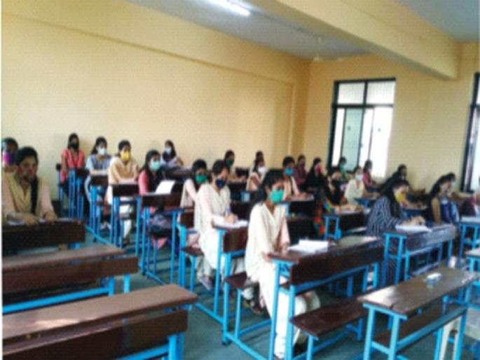Student attendance in rural colleges is only 10 per cent | ग्रामीणमधील महाविद्यालयांत विद्यार्थी उपस्थिती 10 टक्केच; कोरोनाची भीती कायम Student attendance in rural colleges is only 10 per cent | ग्रामीणमधील महाविद्यालयांत विद्यार्थी उपस्थिती 10 टक्केच; कोरोनाची भीती कायम