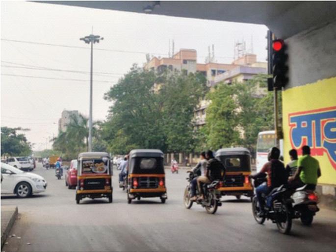 There is no fear of action against Navi Mumbaikars | वाहतूक पोलिसांचे ‘पालथ्या घड्यावर पाणी’, नवी मुंबईकरांवर कारवाईचा धाकच नाही There is no fear of action against Navi Mumbaikars | वाहतूक पोलिसांचे ‘पालथ्या घड्यावर पाणी’, नवी मुंबईकरांवर कारवाईचा धाकच नाही