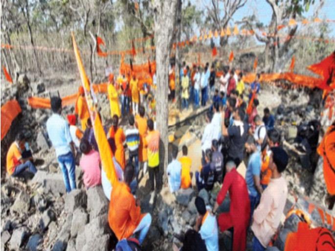 Torch salute at Asherigada | आशेरीगडावर दिली मशाल मानवंदना; पालघर जिल्ह्यातील किल्ले संवर्धन मोहीम Torch salute at Asherigada | आशेरीगडावर दिली मशाल मानवंदना; पालघर जिल्ह्यातील किल्ले संवर्धन मोहीम