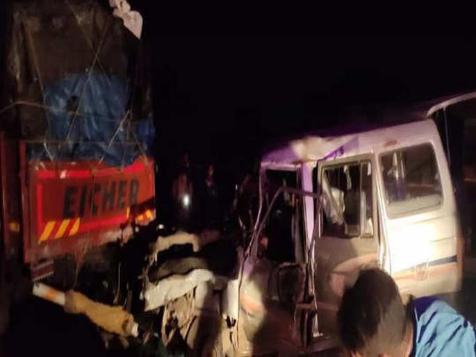 Accident on Mumbai-Goa Highway; One killed, seven seriously injured | मुंबई-गोवा महामार्गावर अपघात; एक ठार, ७ जण गंभीर जखमी Accident on Mumbai-Goa Highway; One killed, seven seriously injured | मुंबई-गोवा महामार्गावर अपघात; एक ठार, ७ जण गंभीर जखमी