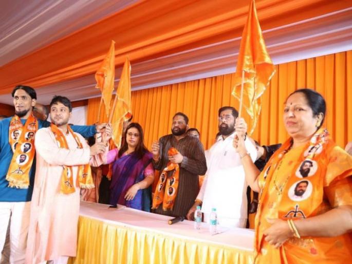 Former Worli corporator Ratna Mahale joins Shinde group in present of CM Eknath Shinde | ठाकरेंना आणखी एक धक्का; वरळीमधील माजी नगरसेविका रत्ना महालेंचा शिंदे गटात प्रवेश Former Worli corporator Ratna Mahale joins Shinde group in present of CM Eknath Shinde | ठाकरेंना आणखी एक धक्का; वरळीमधील माजी नगरसेविका रत्ना महालेंचा शिंदे गटात प्रवेश