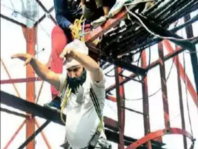 Fight for the job! Unemployed teacher alights from mobile tower after 135 days in Patiala punjab | सिंग साब! नोकरीसाठी 135 दिवसांपासून मोबाईल टॉवरवर आंदोलन; भरतीचे आश्वासन घेऊनच खाली उतरला Fight for the job! Unemployed teacher alights from mobile tower after 135 days in Patiala punjab | सिंग साब! नोकरीसाठी 135 दिवसांपासून मोबाईल टॉवरवर आंदोलन; भरतीचे आश्वासन घेऊनच खाली उतरला