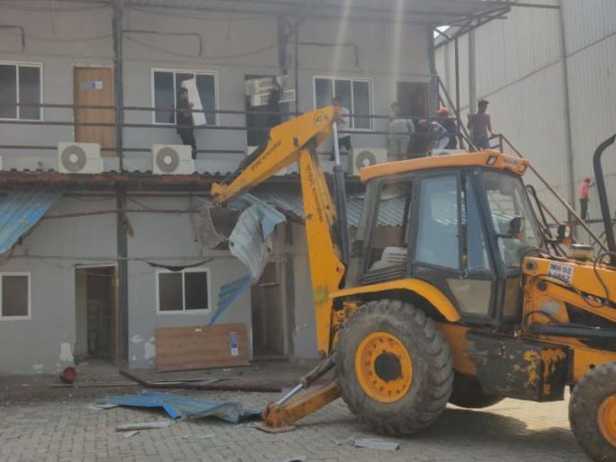 Municipal action against unauthorized studios built on the beach of Madh | मढच्या समुद्रकिनारी बांधण्यात आलेल्या अनधिकृत स्टुडिओंवर पालिकेची तोडक कारवाई Municipal action against unauthorized studios built on the beach of Madh | मढच्या समुद्रकिनारी बांधण्यात आलेल्या अनधिकृत स्टुडिओंवर पालिकेची तोडक कारवाई