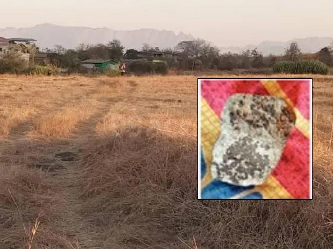 A loud noise was heard from the sky in Khavalat Limgaon in Vaddani taluka of Beed, stones fell on houses and farm | आकाशातून मोठा आवाज झाला, घरावर अन् शेतात दगड पडले; बीडच्या खवळट लिमगावात रहस्यमय घटना A loud noise was heard from the sky in Khavalat Limgaon in Vaddani taluka of Beed, stones fell on houses and farm | आकाशातून मोठा आवाज झाला, घरावर अन् शेतात दगड पडले; बीडच्या खवळट लिमगावात रहस्यमय घटना