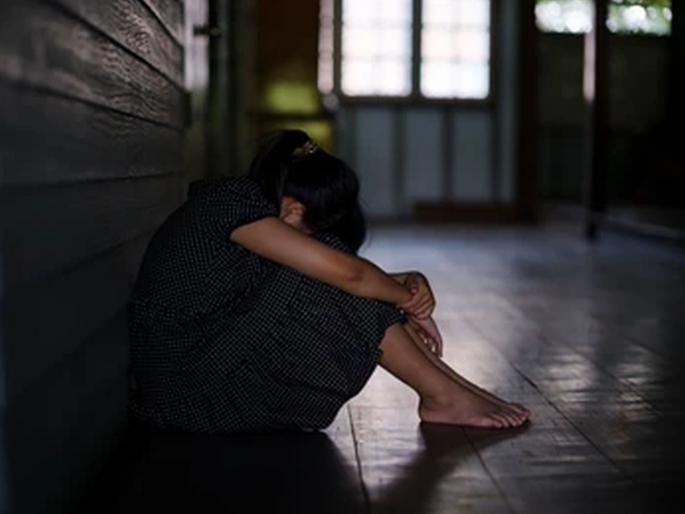 Karnataka police constable abused minor girl who came to seek help | शेजाऱ्याच्या अत्याचारानंतर पीडितेने गाठलं पोलीस ठाणे; मदत करतो सांगून हवालदाराने बनवलं वासनेचा बळी Karnataka police constable abused minor girl who came to seek help | शेजाऱ्याच्या अत्याचारानंतर पीडितेने गाठलं पोलीस ठाणे; मदत करतो सांगून हवालदाराने बनवलं वासनेचा बळी
