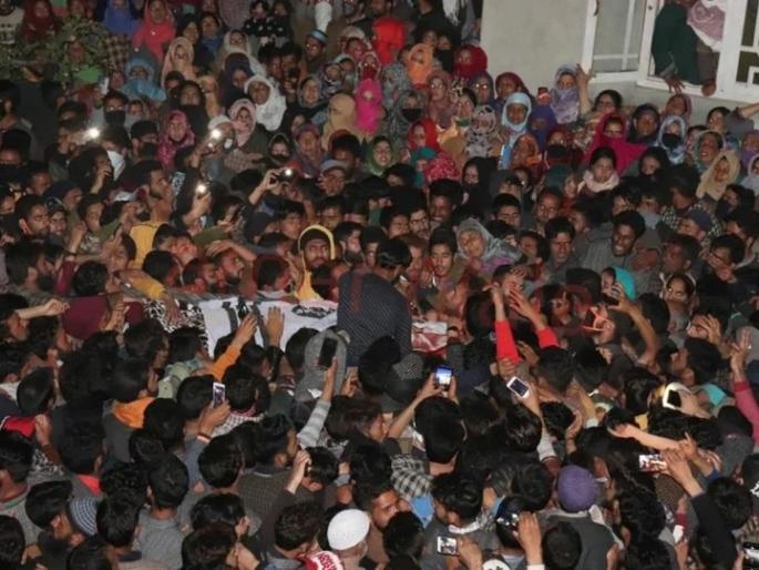 Coronavirus: Terrorist funeral in Kashmir Valley crowds, endangers many lives in perioud of lockdown MMG | Coronavirus: काश्मीर खोऱ्यात दहशतवाद्याच्या अंत्ययात्रेला गर्दी, अनेकांचा जीव धोक्यात