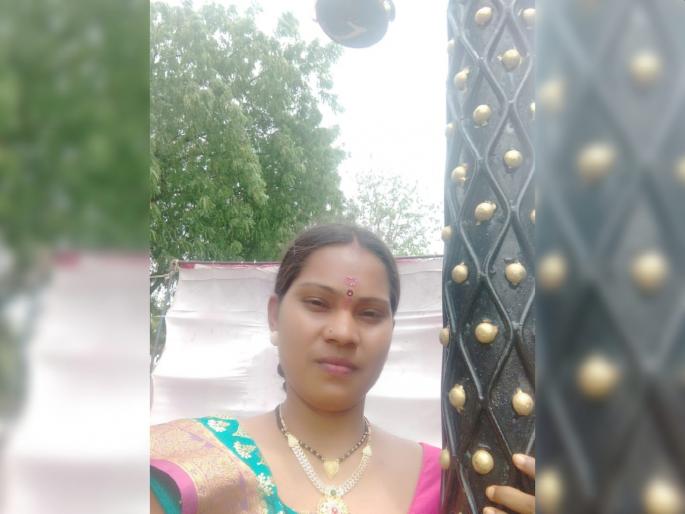The husband stabbed his wife in Market at Jalgoan; the market closed in an instant | थरार! भरबाजारात पतीनं पत्नीवर चाकूने केले सपासप वार; लोकांची पळापळ, क्षणार्धात बाजारपेठ बंद The husband stabbed his wife in Market at Jalgoan; the market closed in an instant | थरार! भरबाजारात पतीनं पत्नीवर चाकूने केले सपासप वार; लोकांची पळापळ, क्षणार्धात बाजारपेठ बंद