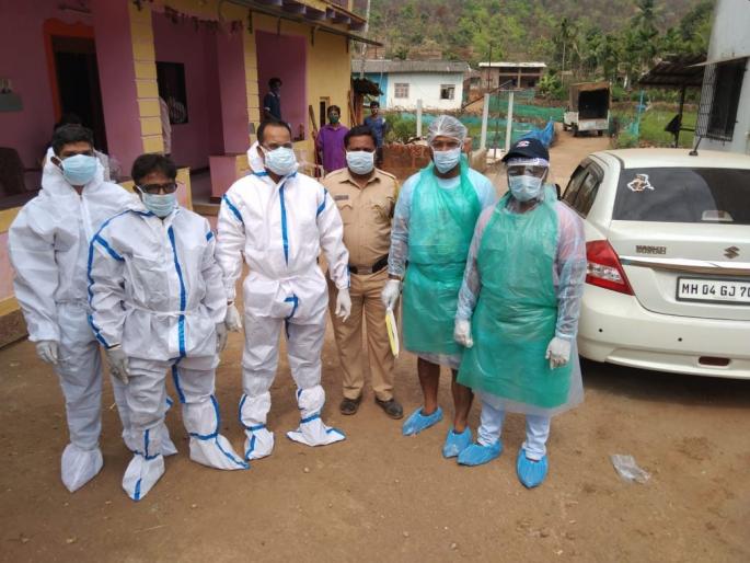 Coronavirus refuses to give shoulder to dead father for fear of child at Raigad | Coronavirus: कोरोनाच्या भीतीनं मृत वडिलांना खांदा देण्यास मुलाचा नकार; पोलीस, पत्रकारांनी पार पाडले अंत्यसंस्कार Coronavirus refuses to give shoulder to dead father for fear of child at Raigad | Coronavirus: कोरोनाच्या भीतीनं मृत वडिलांना खांदा देण्यास मुलाचा नकार; पोलीस, पत्रकारांनी पार पाडले अंत्यसंस्कार