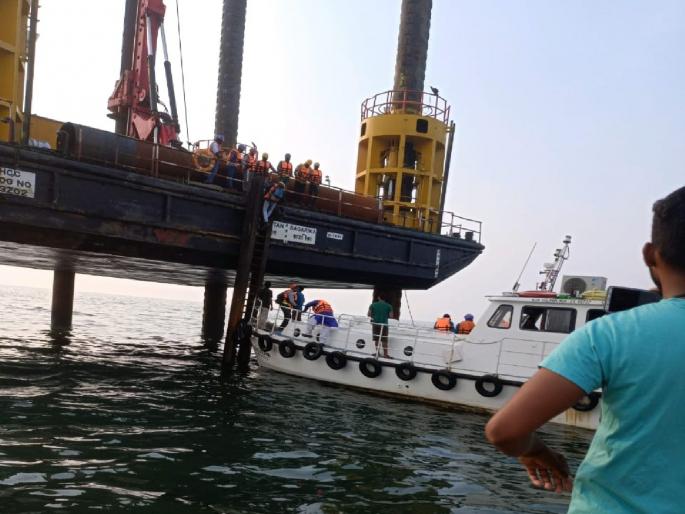 Fishermen close work on Coastal Road in Worli Koliwada | वरळी कोळीवाड्यातील कोस्टल रोडचे काम मच्छिमारांनी पाडले बंद Fishermen close work on Coastal Road in Worli Koliwada | वरळी कोळीवाड्यातील कोस्टल रोडचे काम मच्छिमारांनी पाडले बंद