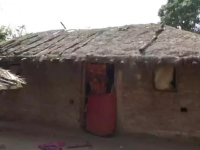 Madhya Pradesh Tribals Got Thatched Huts Under PMAY In Village At Dindori | अशी ही बनवाबनवी! पंतप्रधान आवास योजनेतून बांधुन दिली झोपडी, लाच म्हणून घेतली कोंबडी Madhya Pradesh Tribals Got Thatched Huts Under PMAY In Village At Dindori | अशी ही बनवाबनवी! पंतप्रधान आवास योजनेतून बांधुन दिली झोपडी, लाच म्हणून घेतली कोंबडी