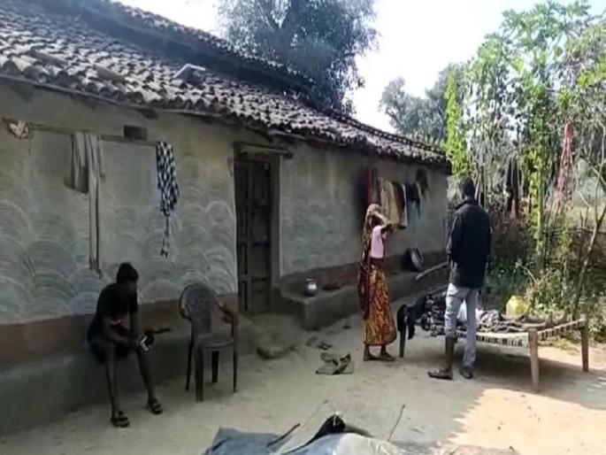 Terrible! After an argument with his wife, husband committed suicide blew himself up with a dynamite bomb | थरारक! पत्नीशी वादानंतर युवकानं तोंडात डायनामाईट बॉम्ब ठेवला अन् क्षणातच... Terrible! After an argument with his wife, husband committed suicide blew himself up with a dynamite bomb | थरारक! पत्नीशी वादानंतर युवकानं तोंडात डायनामाईट बॉम्ब ठेवला अन् क्षणातच...