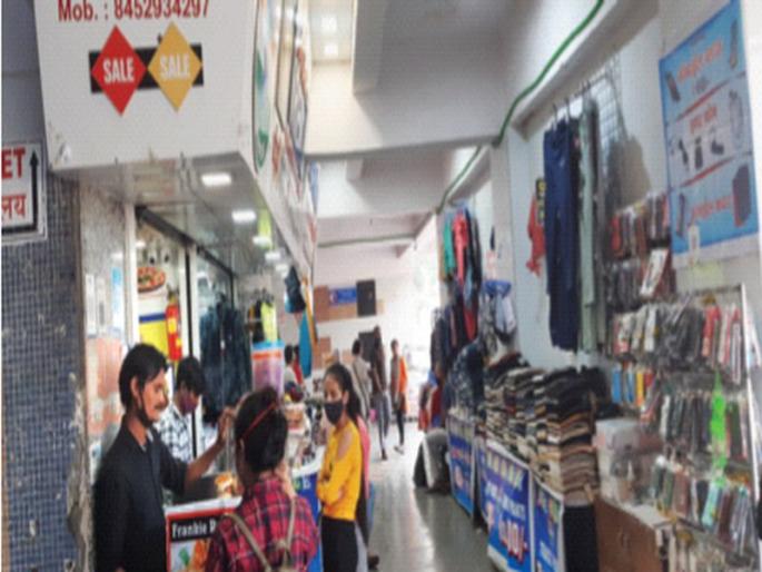 Encroachment of professionals in marginal space | मार्जीनल स्पेसमध्ये व्यावसायिकांचे अतिक्रमण; फेरीवाल्यांची संख्या वाढली Encroachment of professionals in marginal space | मार्जीनल स्पेसमध्ये व्यावसायिकांचे अतिक्रमण; फेरीवाल्यांची संख्या वाढली