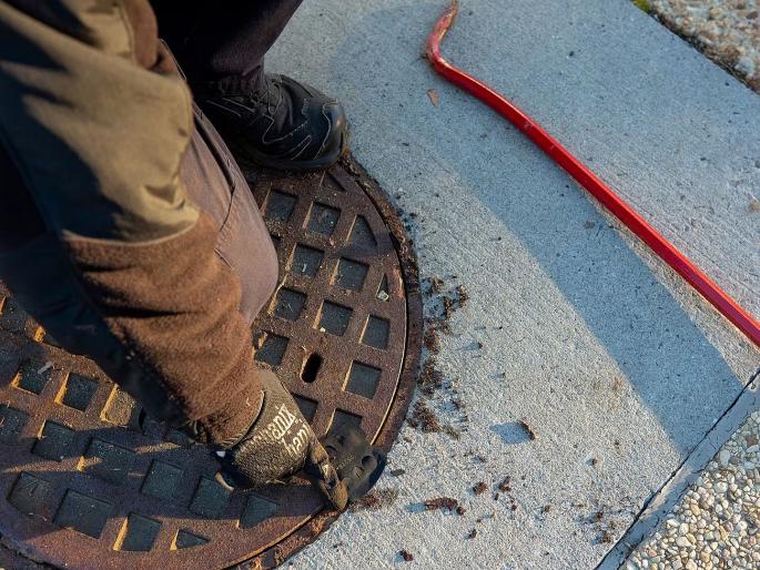 Theft of iron cover on Juhu drainage; BMC Municipality complaint to police | जूहु इथं ड्रेनेजवरील लोखंडी झाकणाची चोरी; पालिकेची पोलिसात तक्रार Theft of iron cover on Juhu drainage; BMC Municipality complaint to police | जूहु इथं ड्रेनेजवरील लोखंडी झाकणाची चोरी; पालिकेची पोलिसात तक्रार