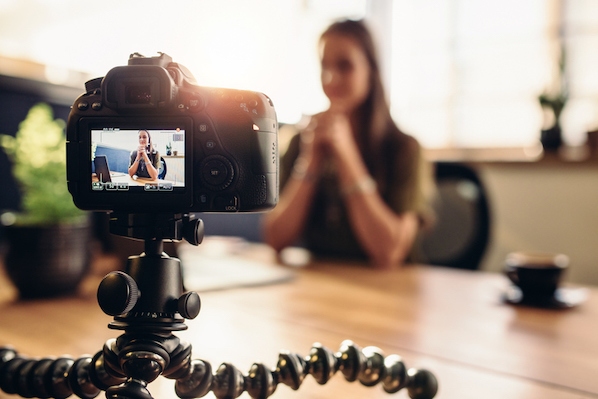 Some people have even got jobs after watching 'Lay-off vlogs' on social media | नाेकरी गेलेल्यांनी लढविली शक्कल अन् मिळू लागल्या पटापट नाेकऱ्या 