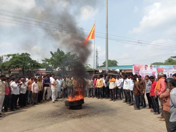 Protest by burning tires at Madha against Jalna Police Lathicharge on Maratha Protectors | जालन्यातील लाठीमाराचे पडसाद; माढा येथे टायर जाळून निषेध Protest by burning tires at Madha against Jalna Police Lathicharge on Maratha Protectors | जालन्यातील लाठीमाराचे पडसाद; माढा येथे टायर जाळून निषेध