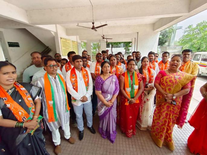 Former corporator of Shinde group objected to planting lotus of BJP | भाजपा-शिवसेना शिंदे गटात वाद, कमळ चिन्ह लावण्यास माजी नगरसेवकाने घेतला आक्षेप Former corporator of Shinde group objected to planting lotus of BJP | भाजपा-शिवसेना शिंदे गटात वाद, कमळ चिन्ह लावण्यास माजी नगरसेवकाने घेतला आक्षेप