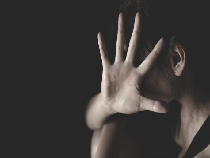 15-year-old girl molested by father at Hingoli | जन्मदात्यानेच केले १५ वर्षीय मुलीवर अत्याचार; आधी दोन्ही हात बांधले, मग... 15-year-old girl molested by father at Hingoli | जन्मदात्यानेच केले १५ वर्षीय मुलीवर अत्याचार; आधी दोन्ही हात बांधले, मग...