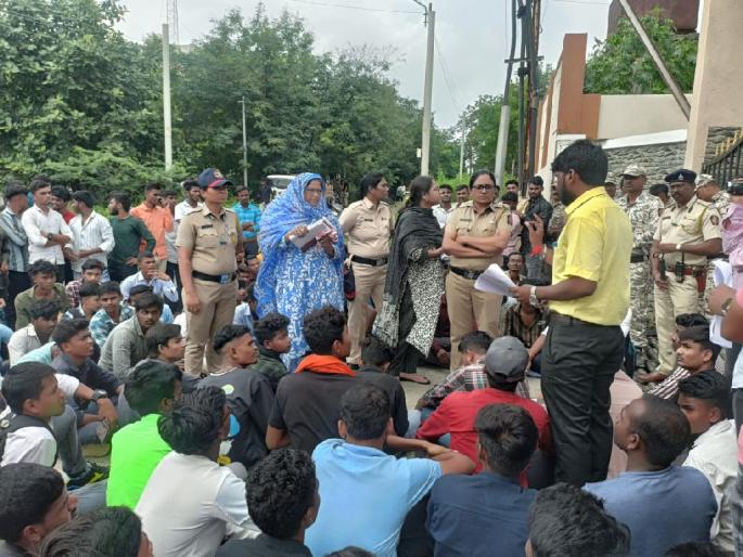 Hostel students Protest on Tribal Additional Commissioner's office, Allegation of not getting proper facilities | वसतिगृहातील विद्यार्थ्यांचे आदिवासी अपर आयुक्त कार्यालयावर आंदोलन Hostel students Protest on Tribal Additional Commissioner's office, Allegation of not getting proper facilities | वसतिगृहातील विद्यार्थ्यांचे आदिवासी अपर आयुक्त कार्यालयावर आंदोलन