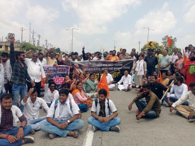 Road Blocking Movement for Maratha Reservation, Vandalism of Haldiram shop | मराठा आरक्षणासाठी यवतामाळमध्ये रस्ता रोको; उपमुख्यमंत्र्यांसह शासकीय यंत्रणेचा प्रतिकात्मक पुतळा जाळला Road Blocking Movement for Maratha Reservation, Vandalism of Haldiram shop | मराठा आरक्षणासाठी यवतामाळमध्ये रस्ता रोको; उपमुख्यमंत्र्यांसह शासकीय यंत्रणेचा प्रतिकात्मक पुतळा जाळला