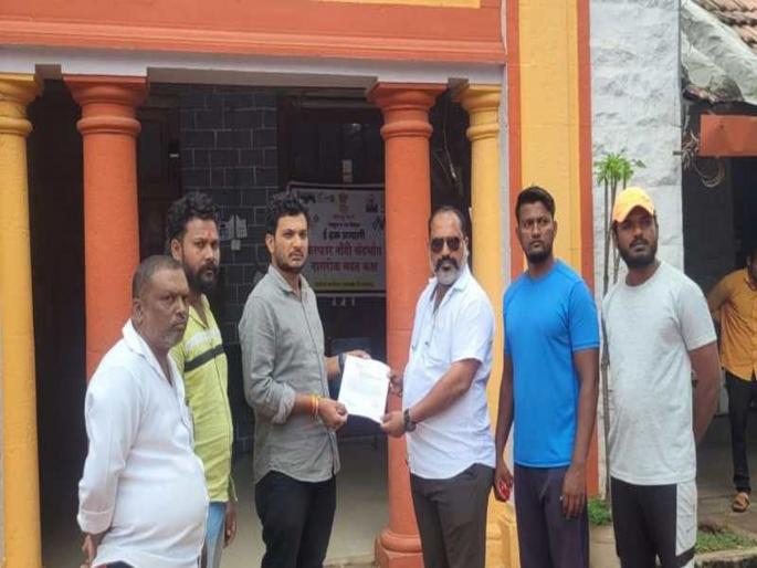 Gram Panchayat member resigns in protest against caning of Maratha protesters | मराठा आंदोलकांवरील लाठीहल्याच्या निषेधार्थ ग्रामपंचायत सदस्याचा राजीनामा Gram Panchayat member resigns in protest against caning of Maratha protesters | मराठा आंदोलकांवरील लाठीहल्याच्या निषेधार्थ ग्रामपंचायत सदस्याचा राजीनामा