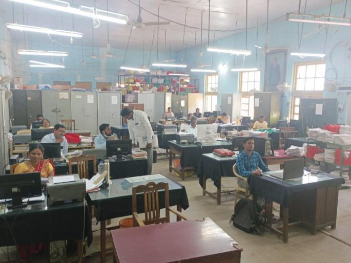 Complete pending tasks first; after strike a officers order to government employees | प्रलंबित कामे पहिल्यांदा पूर्ण करा; आठ दिवसाचा खंड भरून काढा, अधिकाऱ्यांचे आदेश