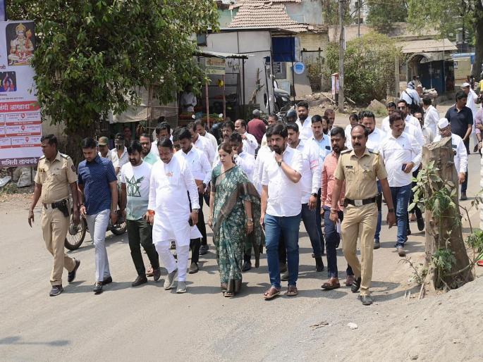 Loksabha Election 2024- Some drink a lot of water, some do yoga; Door-to-door visits of candidates in the sun | कुणी पितात भरपूर पाणी, तर कुणी करतात योगासने; उन्हात उमेदवारांची घरोघरी पायपीट
