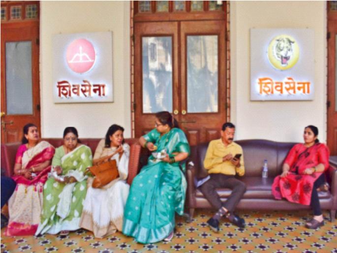 The corporators of the Thackeray group watch outside the Mumbai Municipal Party office | ठाकरे गटाच्या नगरसेवकांचा मुंबई महापालिका पक्ष कार्यालयाबाहेर पहारा 