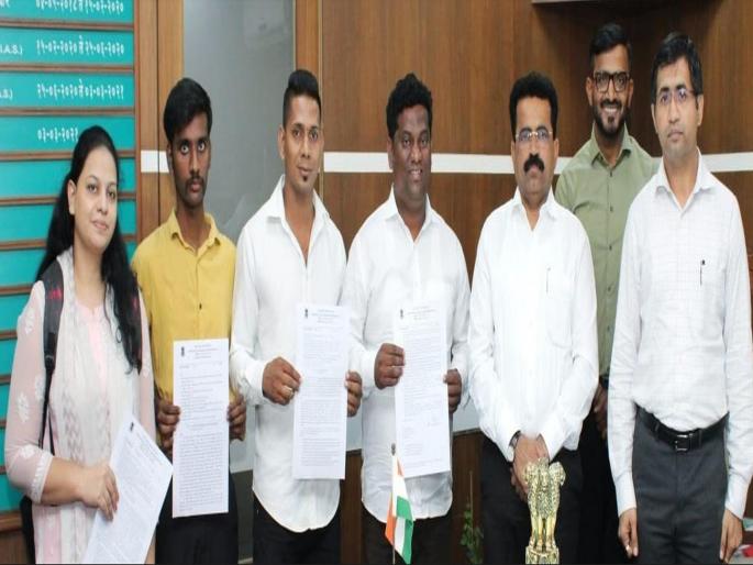 Appointment of four heirs to Mira Bhayander Municipal Corporation; Appointment letter from Commissioner | चौघा वारसांची मीरा भाईंदर महापालिकेत नियुक्ती; आयुक्तांकडून नियुक्ती पत्र Appointment of four heirs to Mira Bhayander Municipal Corporation; Appointment letter from Commissioner | चौघा वारसांची मीरा भाईंदर महापालिकेत नियुक्ती; आयुक्तांकडून नियुक्ती पत्र