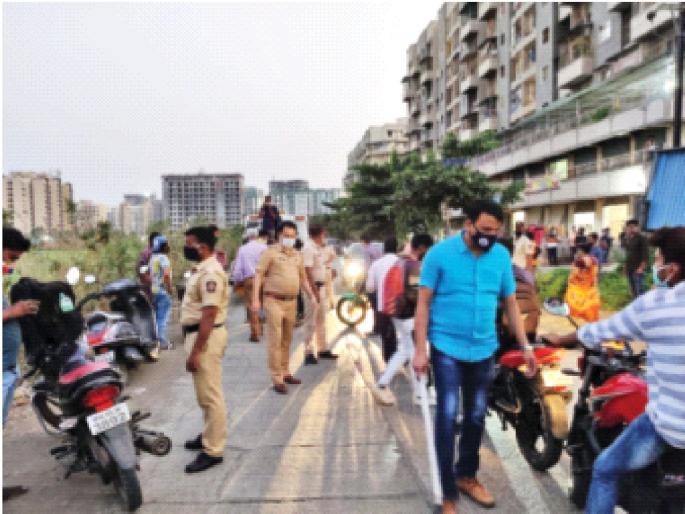 Police crack down on unmasked pedestrians; Badga on 2,389 citizens in 15 days | विनामास्क फिरणाऱ्यांवर पोलिसांनी केली कारवाई; १५ दिवसांत २,३८९ नागरिकांवर बडगा Police crack down on unmasked pedestrians; Badga on 2,389 citizens in 15 days | विनामास्क फिरणाऱ्यांवर पोलिसांनी केली कारवाई; १५ दिवसांत २,३८९ नागरिकांवर बडगा