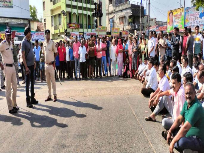 Arrest the main mastermind along with the attackers, block the path of Rawat supporters since morning | हल्लेखोरांसह मुख्य सुत्रधाराला अटक करा, रावत समर्थकांचा सकाळपासून रास्ता रोको Arrest the main mastermind along with the attackers, block the path of Rawat supporters since morning | हल्लेखोरांसह मुख्य सुत्रधाराला अटक करा, रावत समर्थकांचा सकाळपासून रास्ता रोको