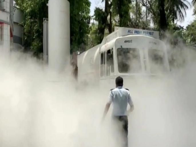 Nashik Oxygen Leak: Fear of cheating 30-35 patients due to oxygen leakage | Nashik Oxygen Leak: नाशिकमध्ये हाहाकार! ऑक्सिजन गळतीमुळं २२ रुग्णांचा मृत्यू, मृतांचा आकडा वाढण्याची भीती Nashik Oxygen Leak: Fear of cheating 30-35 patients due to oxygen leakage | Nashik Oxygen Leak: नाशिकमध्ये हाहाकार! ऑक्सिजन गळतीमुळं २२ रुग्णांचा मृत्यू, मृतांचा आकडा वाढण्याची भीती