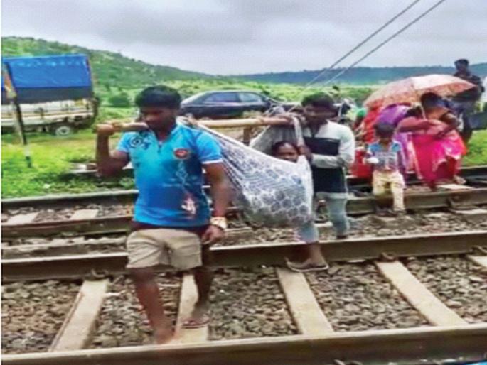 A 2 km walk with a delivery woman and a day old baby | प्रसूती झालेल्या महिलेसह एक दिवसाच्या बाळाला घेऊन डाेलीतून २ किलाेमीटरची पायपीट A 2 km walk with a delivery woman and a day old baby | प्रसूती झालेल्या महिलेसह एक दिवसाच्या बाळाला घेऊन डाेलीतून २ किलाेमीटरची पायपीट