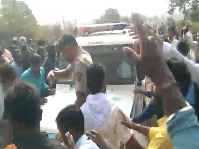 The accused was pulled out from the clutches of the mob; Well done to the molester | जमावाच्या तावडीतून आरोपीला काढले बाहेर; विनयभंग करणाऱ्याला चांगलेच बदडले The accused was pulled out from the clutches of the mob; Well done to the molester | जमावाच्या तावडीतून आरोपीला काढले बाहेर; विनयभंग करणाऱ्याला चांगलेच बदडले