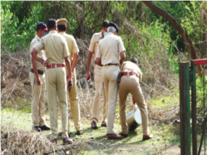 finding girl's body in steel tank in Navi Mumbai; Difficulties in identifying rotten | स्टीलच्या टाकीत मुलीचा मृतदेह आढळल्याने खळबळ; कुजल्याने ओळख पटविण्यात अडचणी finding girl's body in steel tank in Navi Mumbai; Difficulties in identifying rotten | स्टीलच्या टाकीत मुलीचा मृतदेह आढळल्याने खळबळ; कुजल्याने ओळख पटविण्यात अडचणी