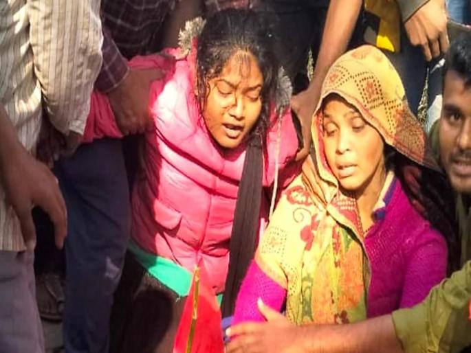 On hearing the news of the death of the younger brother, the elder brother also died on the way home | छोट्या भावाच्या निधनाची बातमी कळताच घरी निघालेल्या मोठ्या भावाचाही वाटेत मृत्यू On hearing the news of the death of the younger brother, the elder brother also died on the way home | छोट्या भावाच्या निधनाची बातमी कळताच घरी निघालेल्या मोठ्या भावाचाही वाटेत मृत्यू