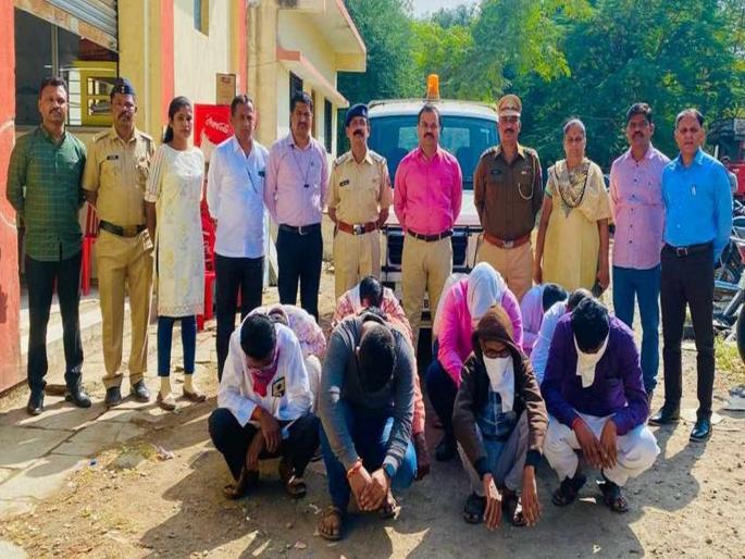 On seeing the excise officials, the drinkers ran away from the hotel and dhaba | ढाबा अन् हॉटेलवर दारू पिणाऱ्यानी एक्साईजच्या टीमला पाहताच काढला पळ On seeing the excise officials, the drinkers ran away from the hotel and dhaba | ढाबा अन् हॉटेलवर दारू पिणाऱ्यानी एक्साईजच्या टीमला पाहताच काढला पळ