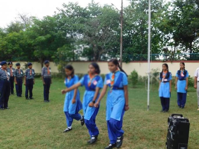 A scout guide's uniform costs Rs 1,000, the government pays only Rs 300 | स्काउट गाइडचा गणवेश हजार रुपयाला, सरकार देते केवळ ३०० A scout guide's uniform costs Rs 1,000, the government pays only Rs 300 | स्काउट गाइडचा गणवेश हजार रुपयाला, सरकार देते केवळ ३००