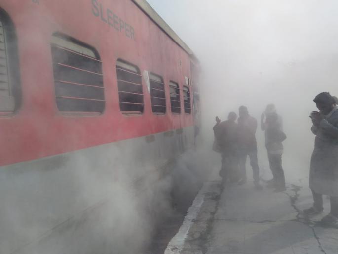 Smoke emitted from passenger train running to Manmad; An atmosphere of fear among passengers | मनमाडला धावत्या प्रवासी रेल्वे गाडीतून निघाला धूर; प्रवाशांमध्ये भीतीचे वातावरण Smoke emitted from passenger train running to Manmad; An atmosphere of fear among passengers | मनमाडला धावत्या प्रवासी रेल्वे गाडीतून निघाला धूर; प्रवाशांमध्ये भीतीचे वातावरण