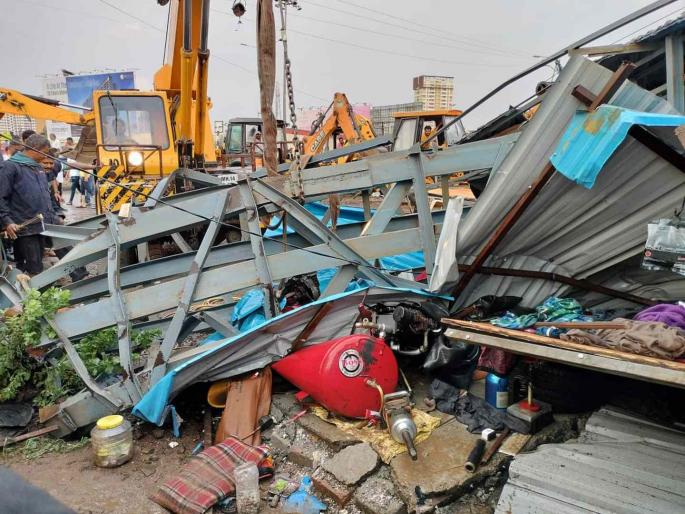 5 people died after hoarding collapsed in Pune due to rain | पावसामुळे अडोशाला उभे राहिले अन् काळाने घाला घातला; डोक्यावर होर्डिंग कोसळले, ५ मृत्यू 5 people died after hoarding collapsed in Pune due to rain | पावसामुळे अडोशाला उभे राहिले अन् काळाने घाला घातला; डोक्यावर होर्डिंग कोसळले, ५ मृत्यू
