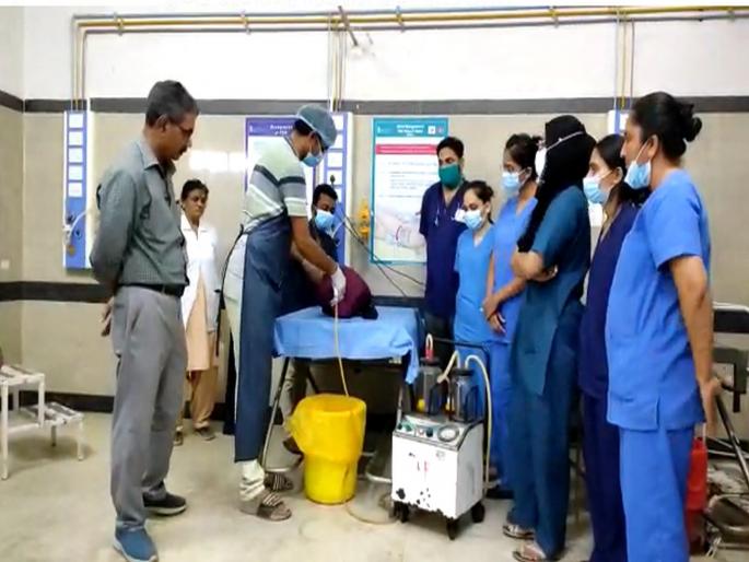 A vacuum delivery like a scene from the movie 3 Idiots has been successfully at the Women's and Children's Hospital in Jalna | जालन्यात 'थ्री इडियट' स्टाईलनं दिला बाळाला जन्म; व्हॅक्यूम प्रसुतीचा थरार A vacuum delivery like a scene from the movie 3 Idiots has been successfully at the Women's and Children's Hospital in Jalna | जालन्यात 'थ्री इडियट' स्टाईलनं दिला बाळाला जन्म; व्हॅक्यूम प्रसुतीचा थरार