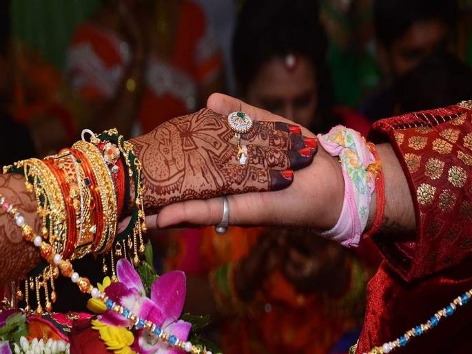 The husband committed suicide by hanging himself on the wedding day itself at UP | हनीमुनच्या रात्रीच नवऱ्यानं घेतला गळफास; लटकलेला मृतदेह पाहून नवरी बेशुद्ध The husband committed suicide by hanging himself on the wedding day itself at UP | हनीमुनच्या रात्रीच नवऱ्यानं घेतला गळफास; लटकलेला मृतदेह पाहून नवरी बेशुद्ध