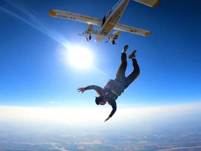 Boyfriend broke up with her; Sad girl jumped from 10000 feet without a parachute | बॉयफ्रेंडने ब्रेकअप केला; दुःखी तरुणीने 10000 फूट उंचीवरुन पॅराशूटशिवाय मारली उडी... Boyfriend broke up with her; Sad girl jumped from 10000 feet without a parachute | बॉयफ्रेंडने ब्रेकअप केला; दुःखी तरुणीने 10000 फूट उंचीवरुन पॅराशूटशिवाय मारली उडी...
