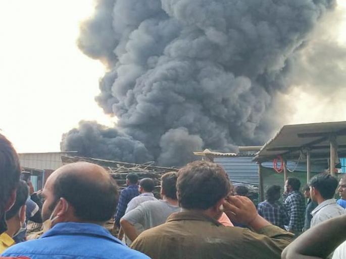 Scrap godown fire in Dombivli Sonarpada area; 7 to 8 in the fire pit | डोंबिवली सोनारपाडा परिसरात भंगाराच्या गोडावूनला आग; 7 ते 8 गोडावून आगीच्या विळख्यात 