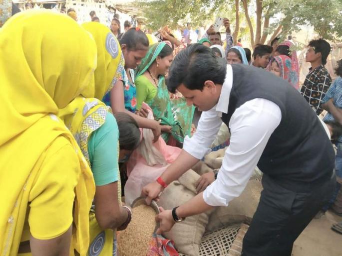 The protesters rebuked the MLAs and entered the Ravi Rana village, the villagers felt the grain too | मनाईहुकूम झुगारून आमदार राणा गावांत शिरले, गावकऱ्यांना धान्यही वाटले The protesters rebuked the MLAs and entered the Ravi Rana village, the villagers felt the grain too | मनाईहुकूम झुगारून आमदार राणा गावांत शिरले, गावकऱ्यांना धान्यही वाटले