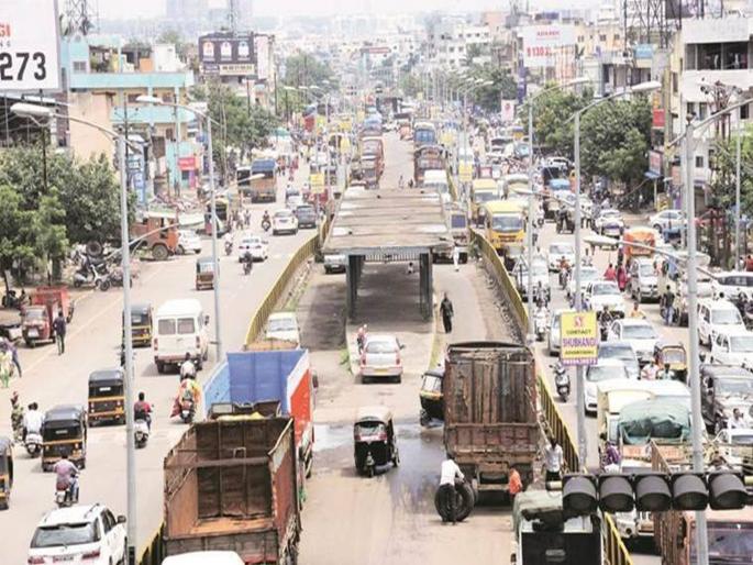 Three lakh was paid for driving a vehicle on BRT route | बीआरटी मार्गात वाहन घातले अन् दंडापोटी तीन लाख भरले Three lakh was paid for driving a vehicle on BRT route | बीआरटी मार्गात वाहन घातले अन् दंडापोटी तीन लाख भरले