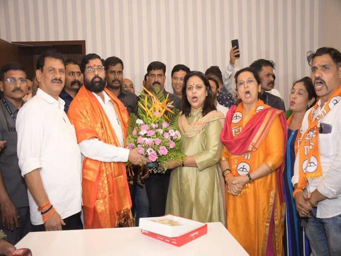 Expulsion of Shiv Sena spokesperson Sheetal Mhatre by Uddhav Thackeray due to involved in Eknath Shinde Group | शिवसेना प्रवक्त्या शीतल म्हात्रेंची हकालपट्टी; पक्षविरोधी कारवाया केल्याचा ठपका Expulsion of Shiv Sena spokesperson Sheetal Mhatre by Uddhav Thackeray due to involved in Eknath Shinde Group | शिवसेना प्रवक्त्या शीतल म्हात्रेंची हकालपट्टी; पक्षविरोधी कारवाया केल्याचा ठपका