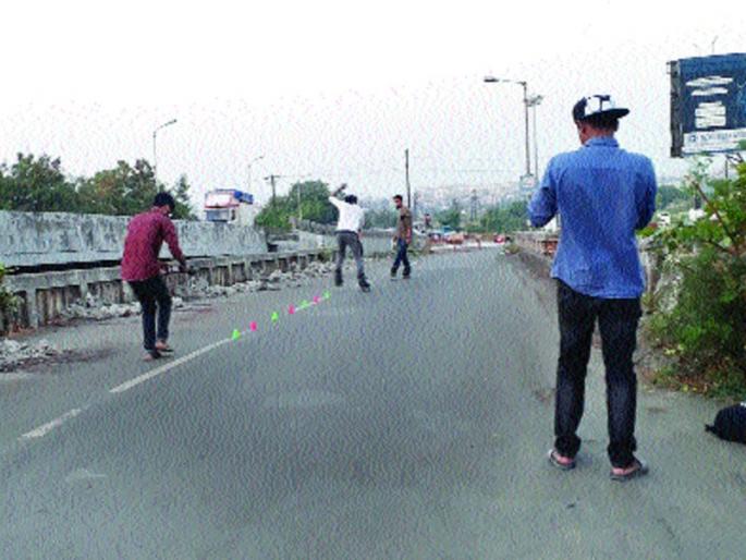 The bridge's skating track is closed for repair | दुरुस्तीसाठी बंद असलेल्या पुलाचा झाला स्केटिंग ट्रॅक